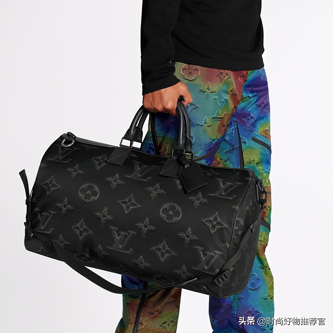 LV新包 </p><p>　　 未来科技与极限运动，假想30年后的穿搭风格
