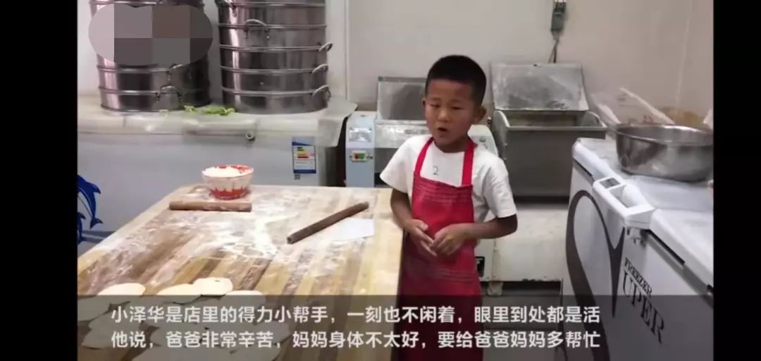 7岁小学生好惊艳，最棒的教育是让孩子“上得厅堂，下得厨房”