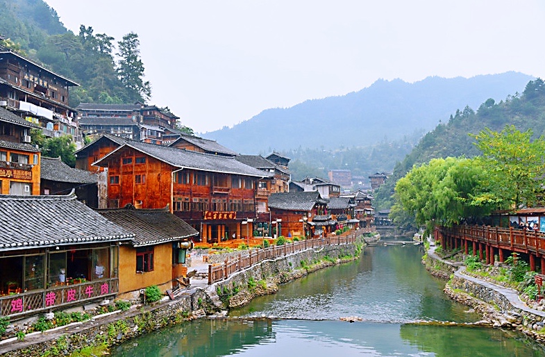 西江千户苗寨：“多彩贵州”一处梦中的风景，一个满目银饰的地方