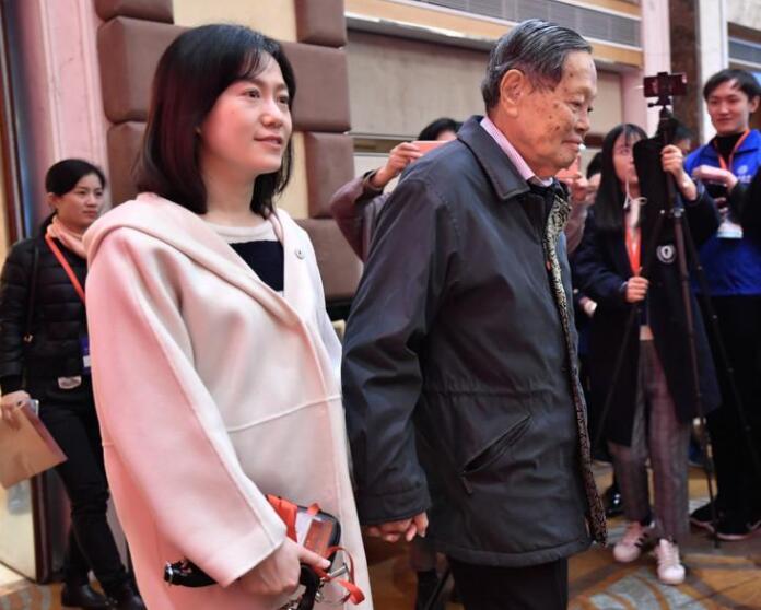 近百岁喜添千金?曾被网友抱怨的杨振宁,误解的背后是时代悲哀