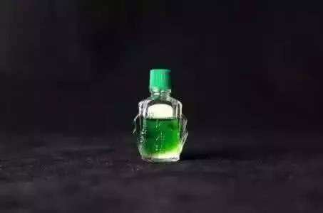 风油精不仅可以除胶，还可以处理笔迹，快来试试吧