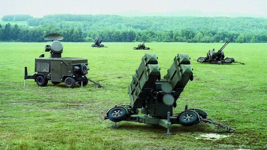 新型加特林版扫帚:国产6管转膛炮野战防空步战车