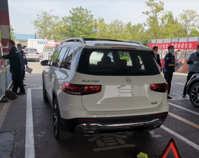 30万买奔驰GLB200，提车时遇GLC车主，两人对视一笑握手成友