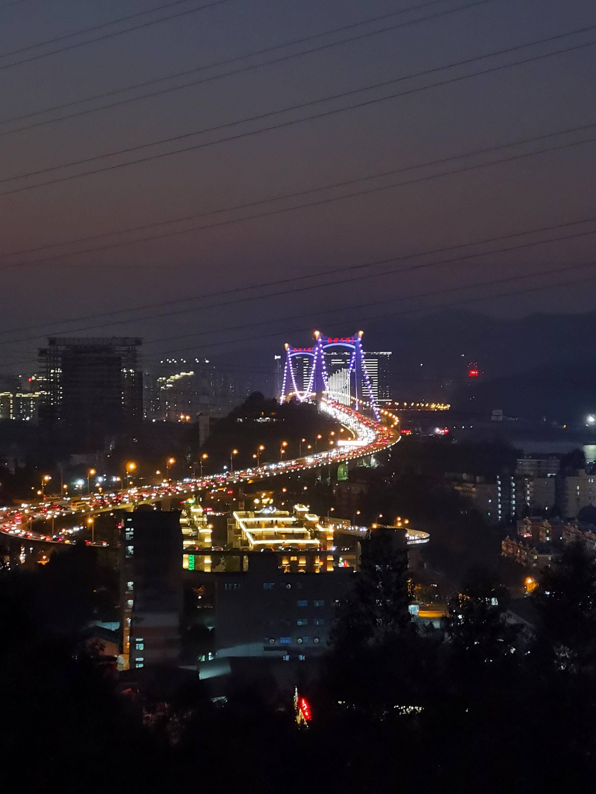 兩張夜景照片,手機自帶的防抖功能,可以不用三腳架也能拍出清晰的照片