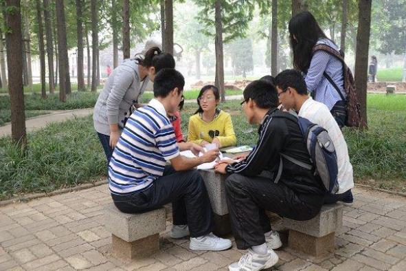 湖南状元高考16岁考入北大，大三退学复读考清华，却被称985废物