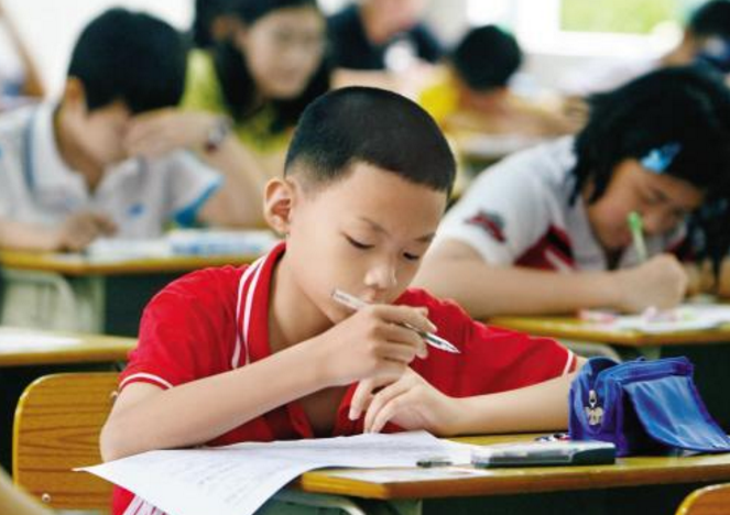 小学生帮妈妈写“假条”，公司领导看哭了，爽快批假并奖励1千块