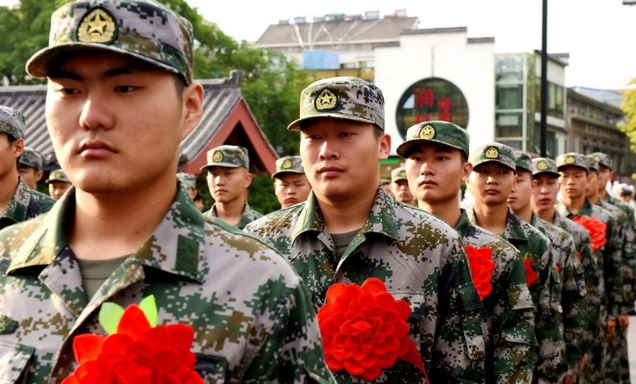 在校大学生当兵的利弊（专科大二去当兵）