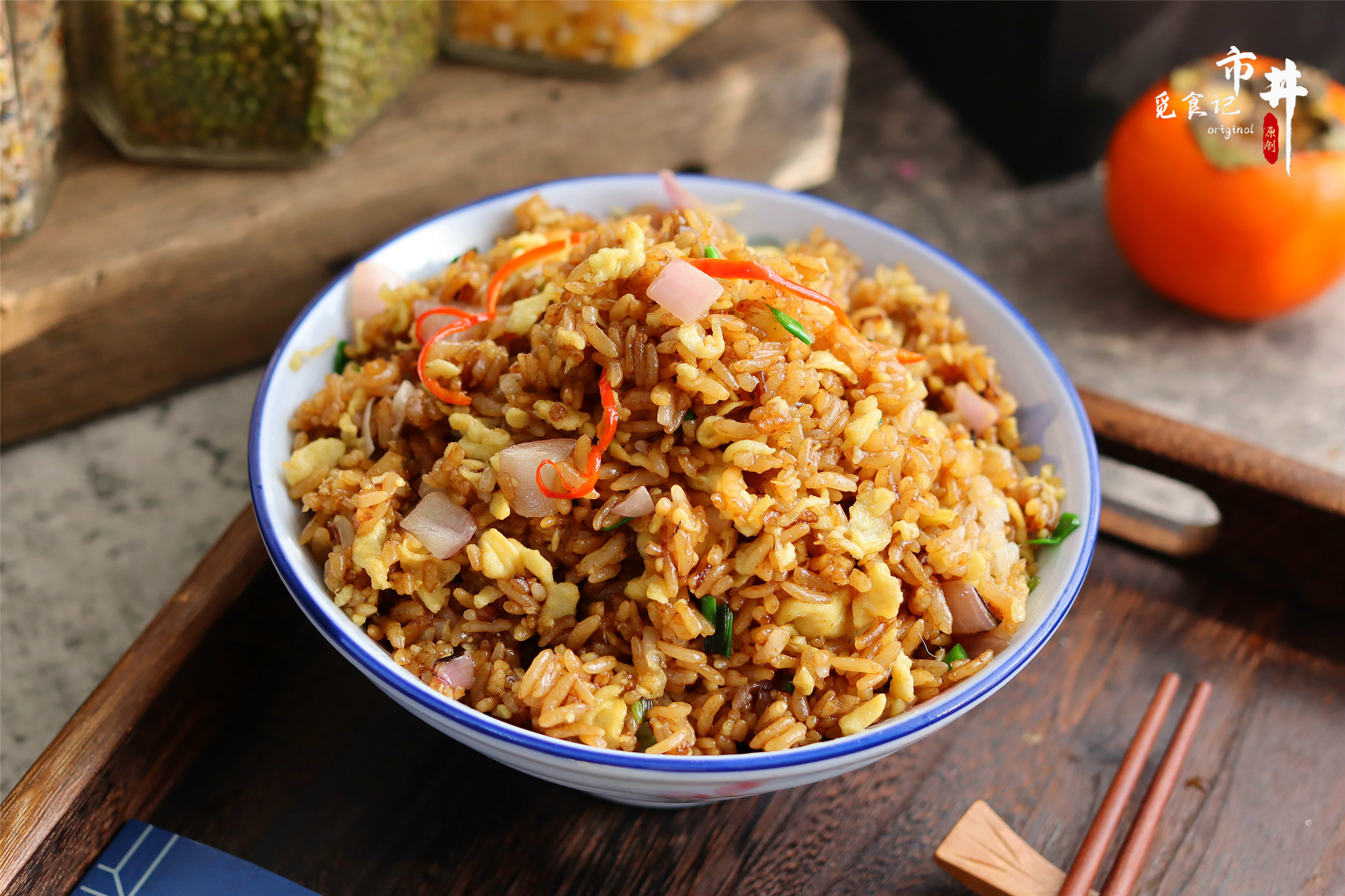 做蛋炒饭，记得“软炒”鸡蛋，每一勺米里都有蛋花，松软颗粒分明