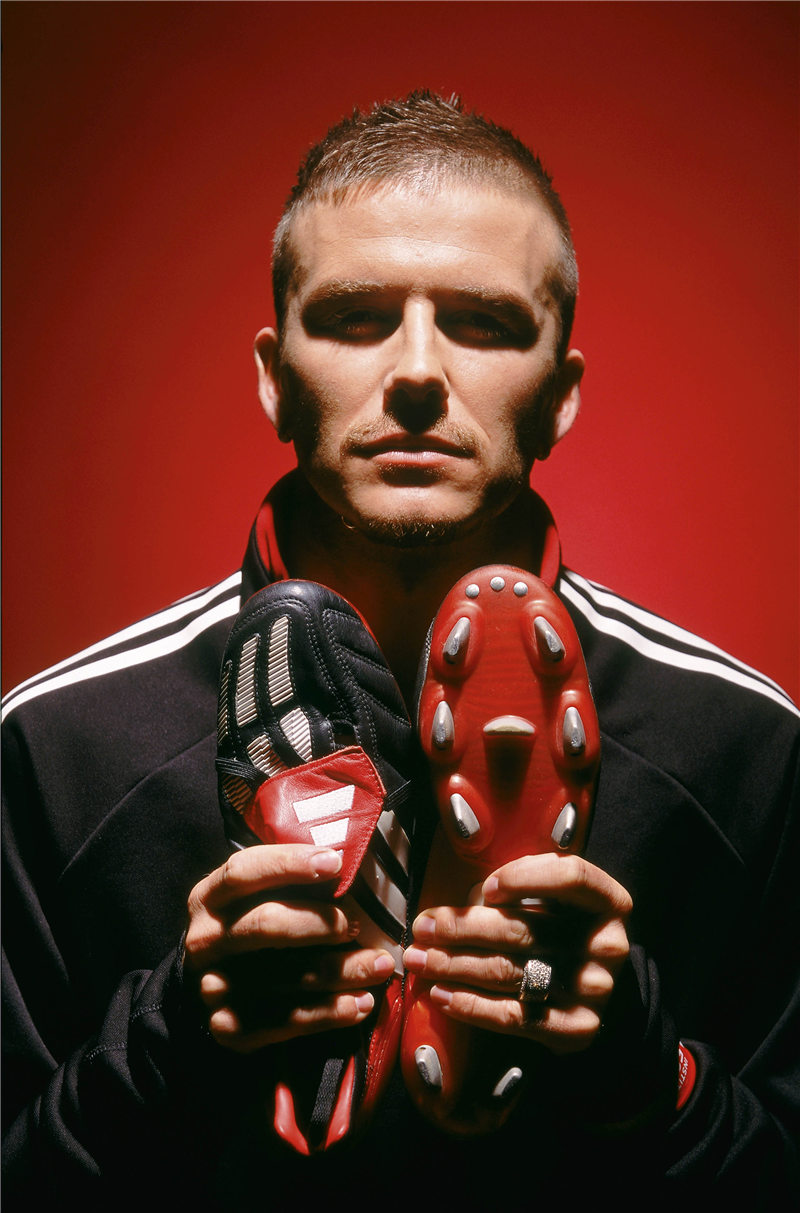 里(这一足球鞋系列几乎类似篮球鞋里的"乔丹鞋",是谁让它达到这一高度