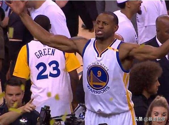 籃球比賽替補席座位有多少個（NBA一個不為人注意的地方，NBA替補席）