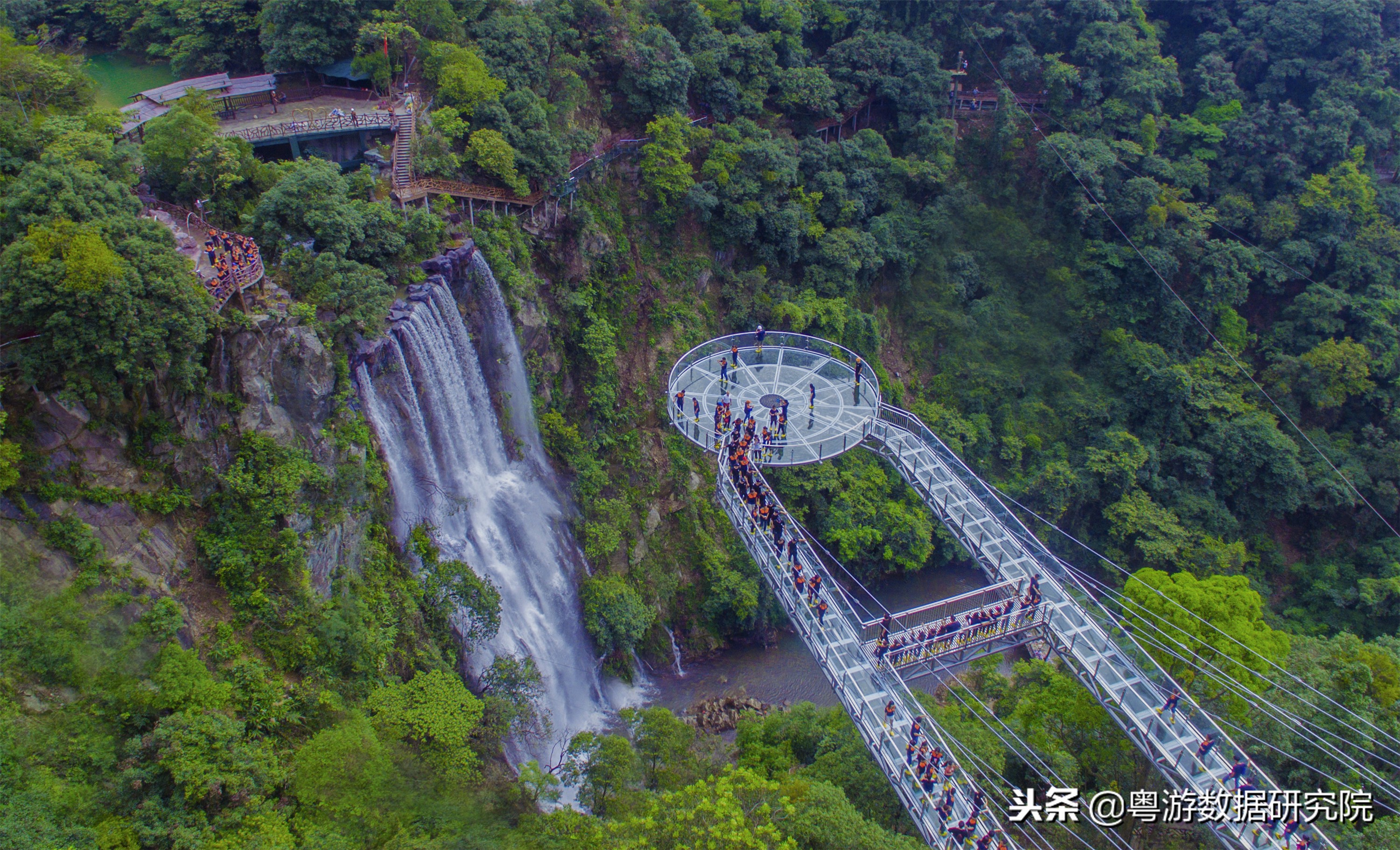 其整体设计为悬空玻璃平台,玻璃栈道,玻璃吊桥三者合一,并将玻璃观光