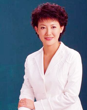 她49岁仍未婚单身(央视著名主播梁艳:生活中热心做红娘,自己49岁仍