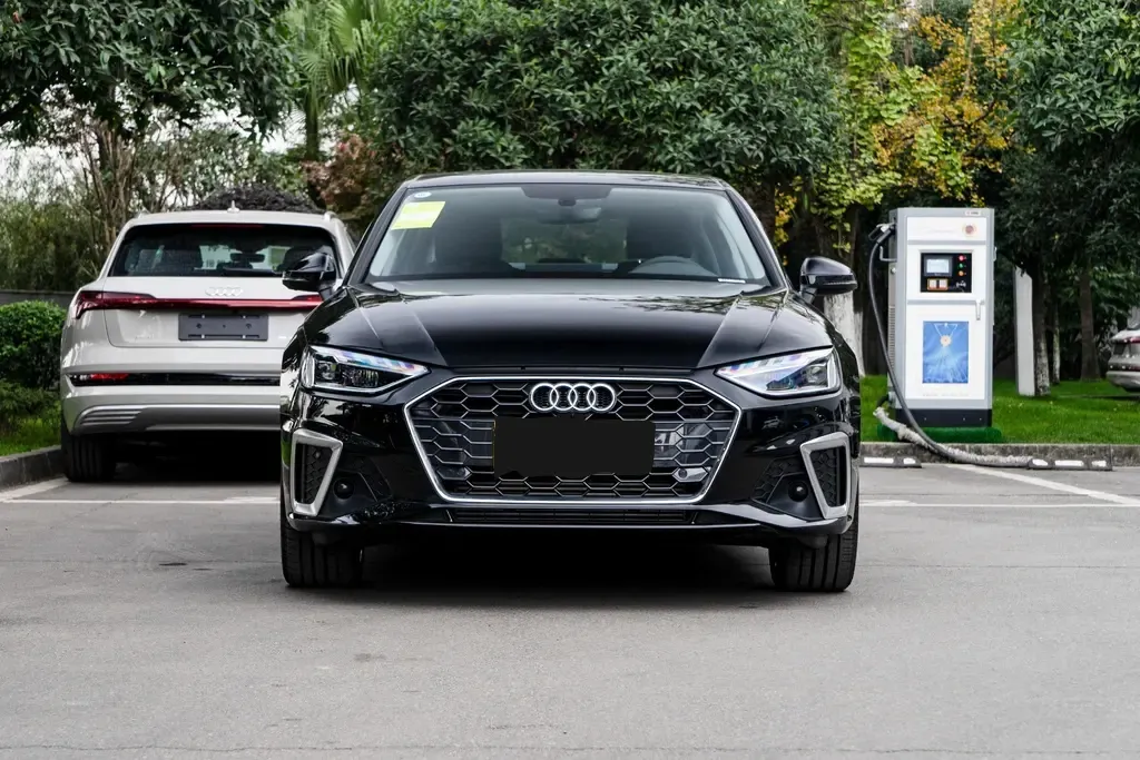 豪华车奥迪A4L，中配190马力+8个安全气囊，售价25.53万起