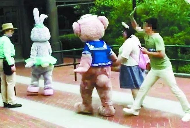 迪士尼“造梦机”背面：被打只能做手势、白雪公主不能说中文