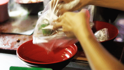 这家晚上10点半才开摊的烧鸭粉！还没开摊就有人在排队