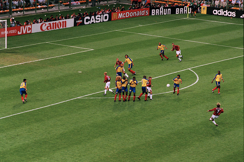 足球场上圆和半圆是什么区域（足球赛场的大小禁区，为什么不设置成两个半圆，而是矩形呢）