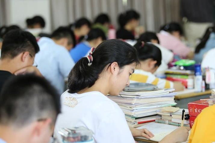 2021高考报名人数出炉，1078万学生同台竞争，400分还能上本科吗