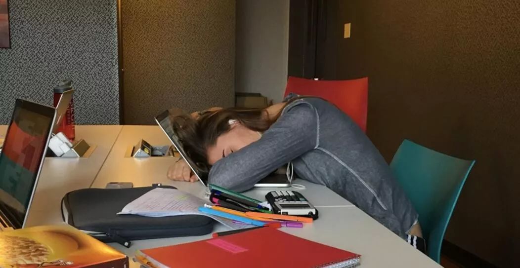 全美最缺觉Top 100大学榜单！前50高校集体“不让学生睡饱”