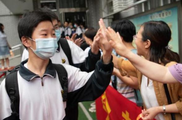 寒门三胞胎兄妹高考成绩揭晓，都考过了一本线，学霸小妹实至名归