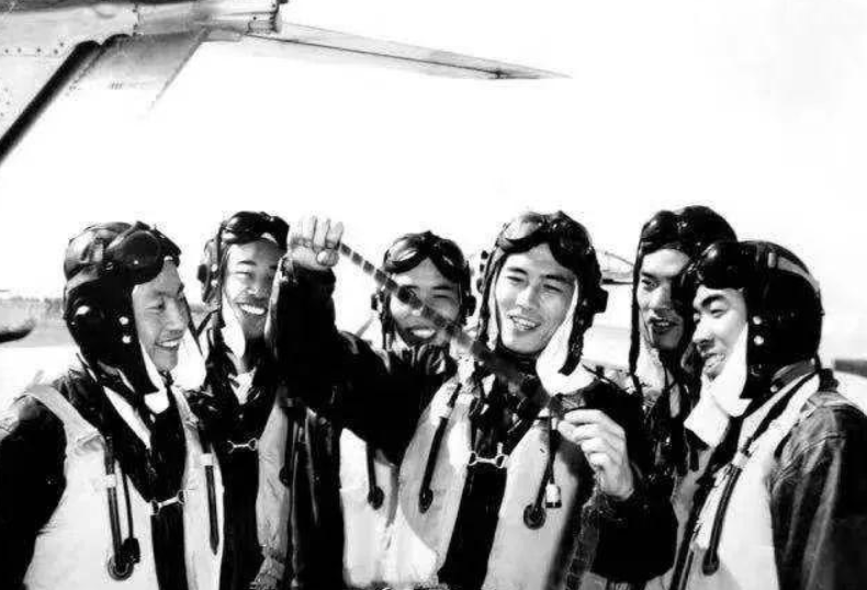 1966年叛徒杀人逃台湾，我军4架战机同时起飞，台海上空歼敌