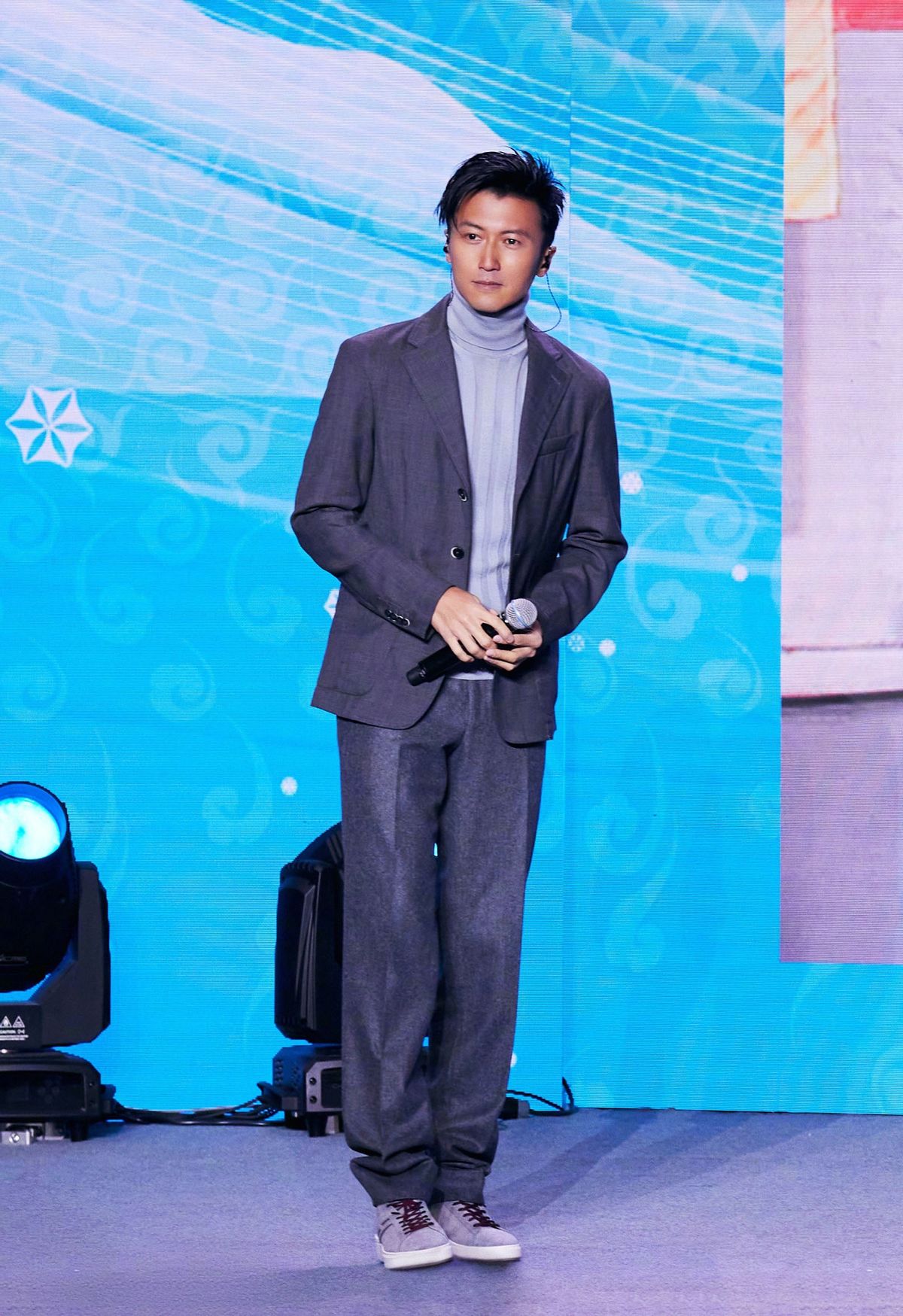 41岁的谢霆锋真适合穿西装,造型优雅又帅气,这样状态真的很出众