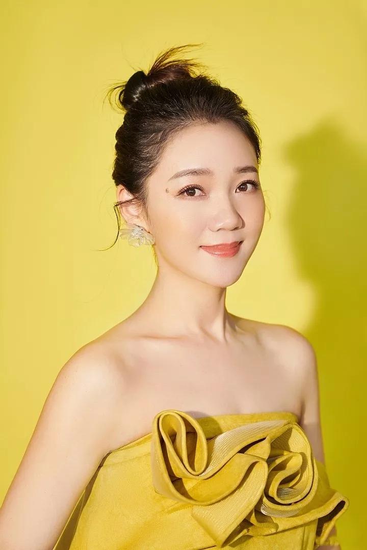 在工作了四年后,周群在台里积累了不少经验,主持风格自然大方,语言