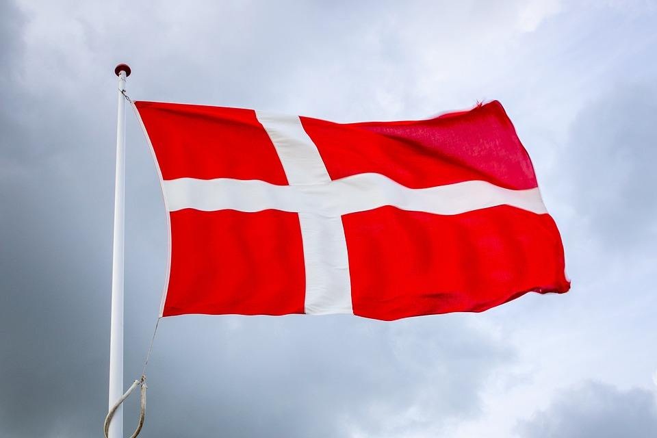 世界上最古老的国旗为丹麦国旗,被称为丹尼布洛(丹麦语:dannebrog,意