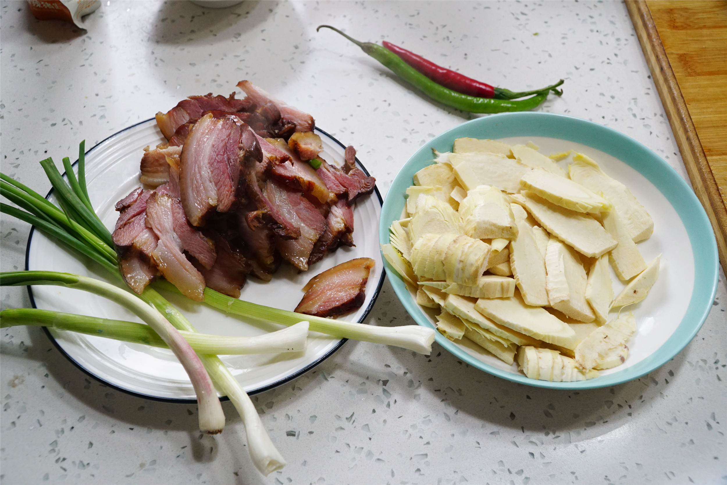 炒腊肉时，万不能直接炒，否则又咸又肥腻，教你正确吃法