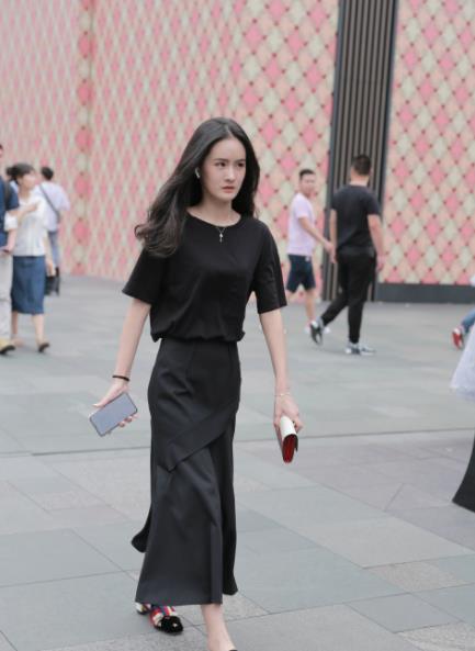 街拍：第六位美女穿衣真性感，“透视装”出行，彰显熟女的气息！