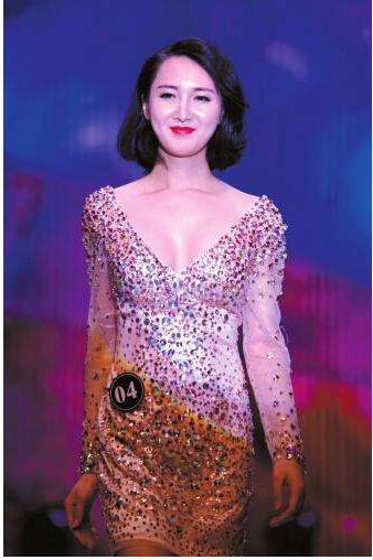 2005年，少年背母上学感动中国后，变性成女人，如今美到认不出