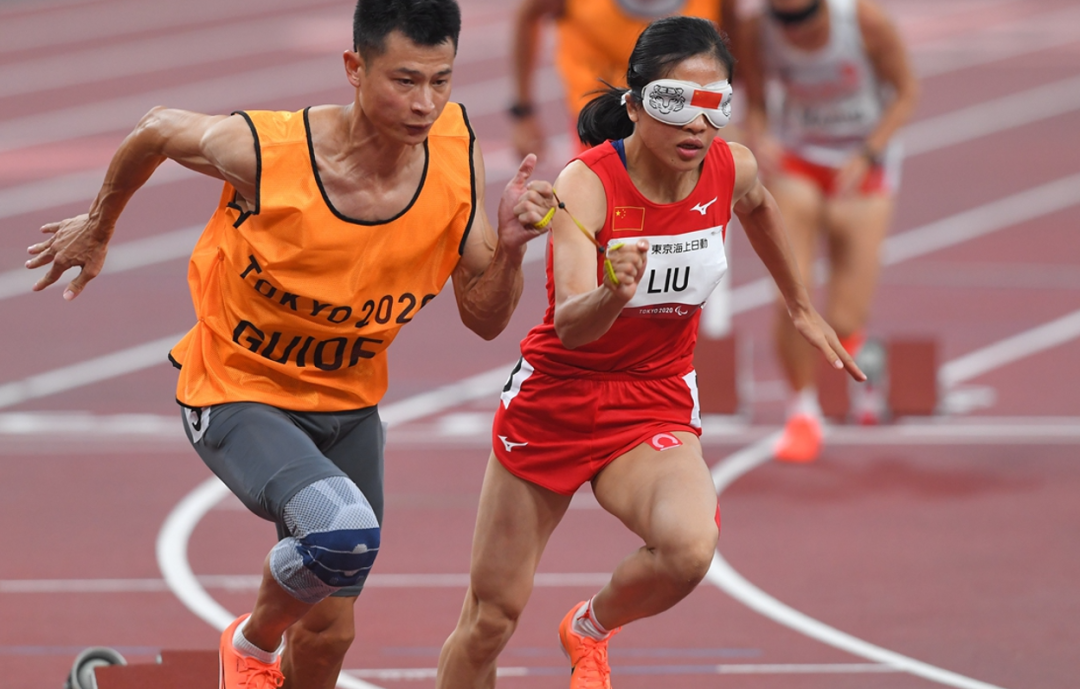 你是我的眼：领跑绳这端是我的梦想，那端是你的军功章