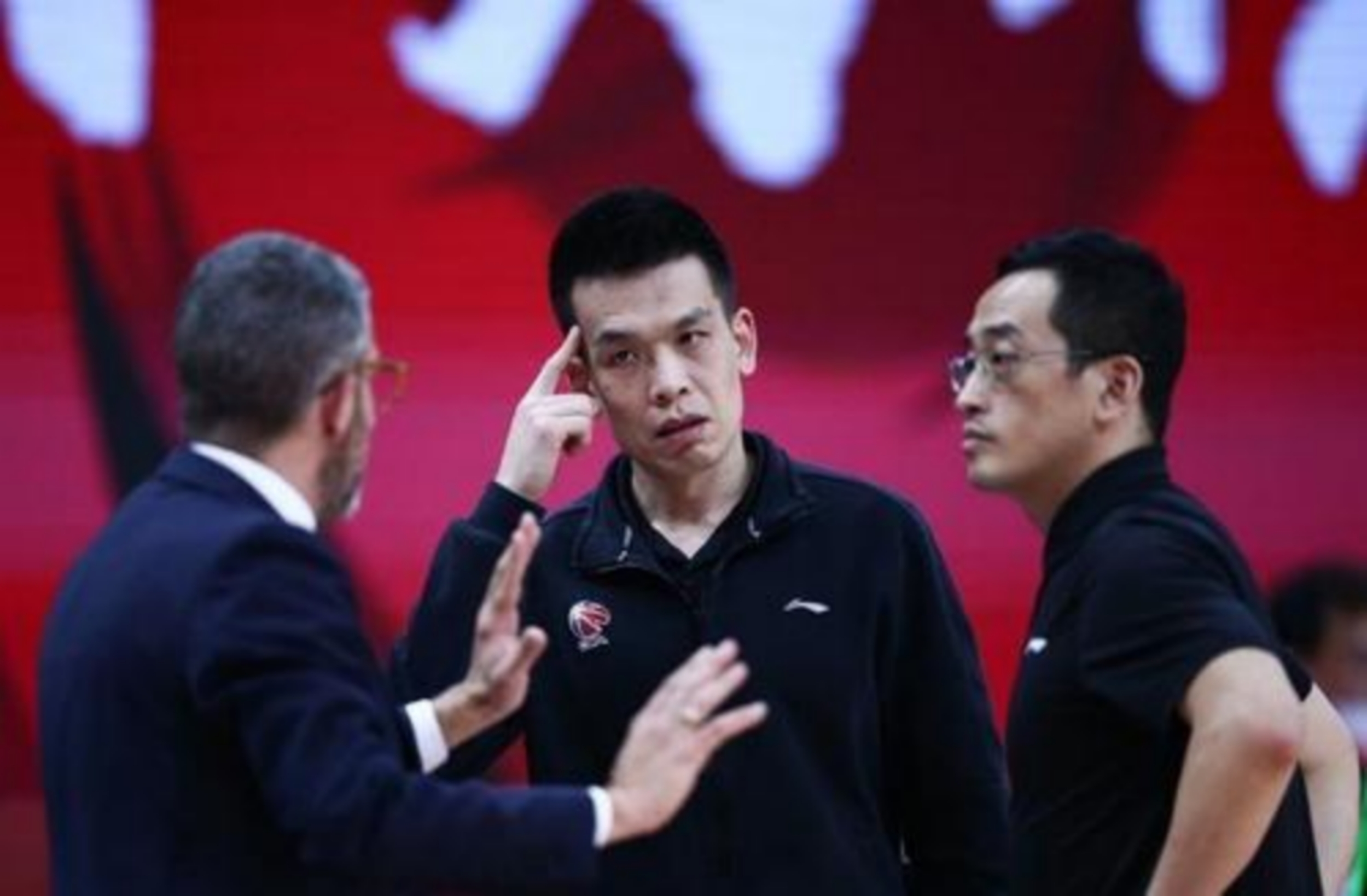 深圳专业篮球裁判(当主教练解立彬适合吗？性格过于内向，</p>
毕竟本赛季一些裁判的