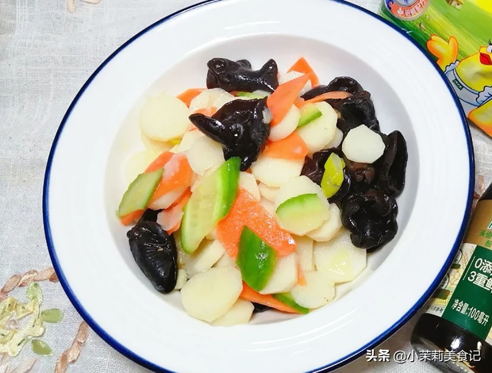天热流汗别光喝水，“5菜3果”含钾高要多吃，忌2食，全家人受益