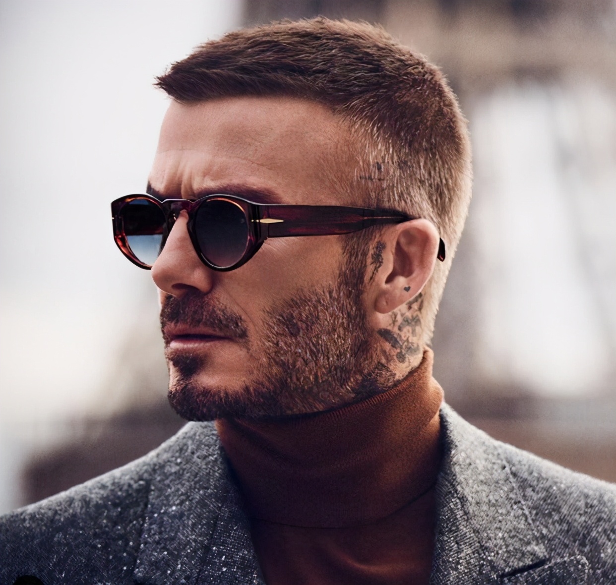 足球头发型男(c罗不忘训练,踩单车秀肌肉身材似雕塑,剃圆寸发型头好圆