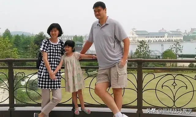 姚明女兒在哪里學籃球（姚明帶女兒去野球場打球，單手投籃誰防得住，站著投都沒人蓋得了）
