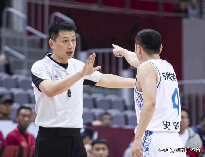 nba裁判为什么要戴耳机(CBA首创的裁判现场“解说”，是科普还是抢戏？)