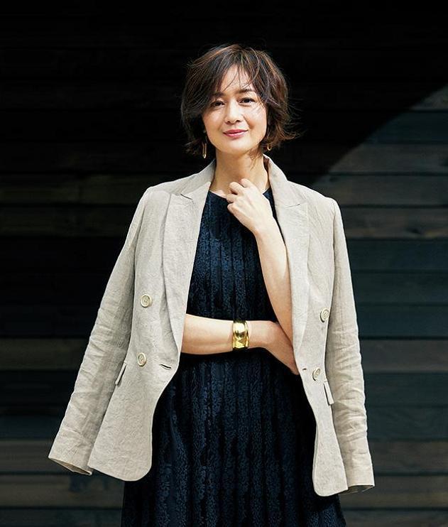 她是我见过真会穿的中年女人,52岁的福冈佳子,简直优雅到骨子里
