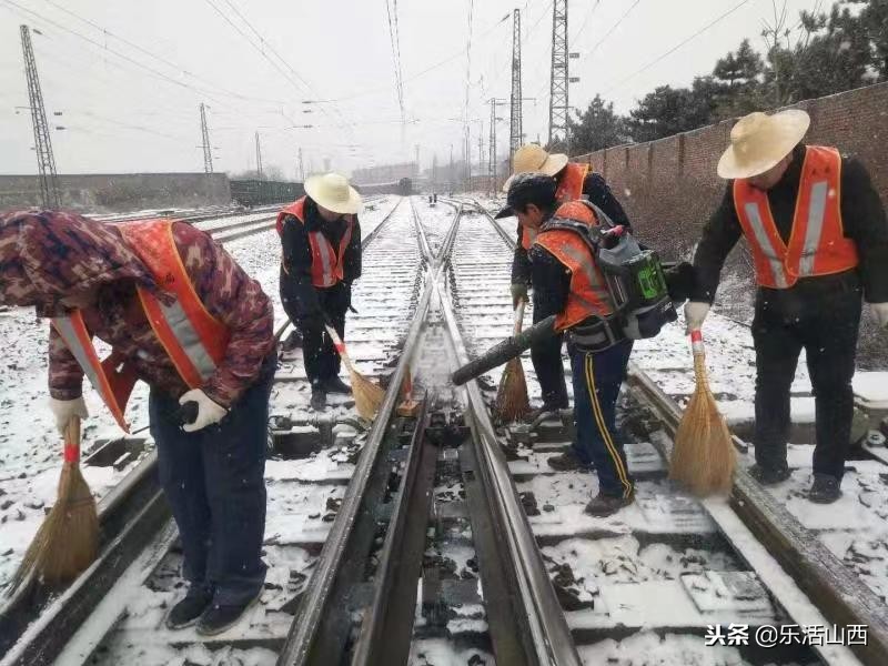 你的安全出行，离不开这些铁路上的风雪逆袭者~