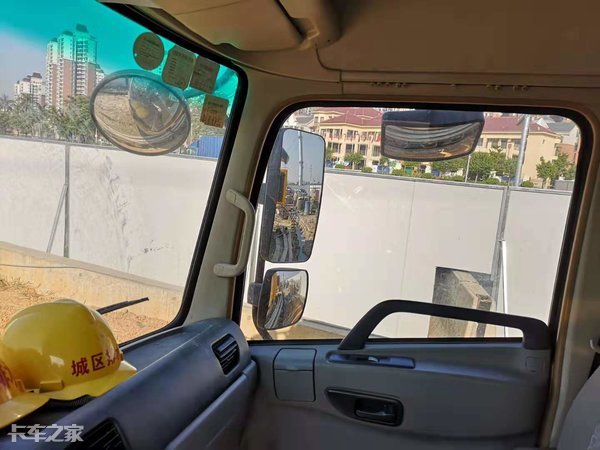 东风天锦的驾驶室内与普通的商用车无异,东风经典的方向盘手感很细腻