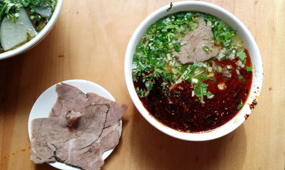 是没有"兰州拉面"这种叫法的,通常称"牛大碗",即大碗牛肉面之意