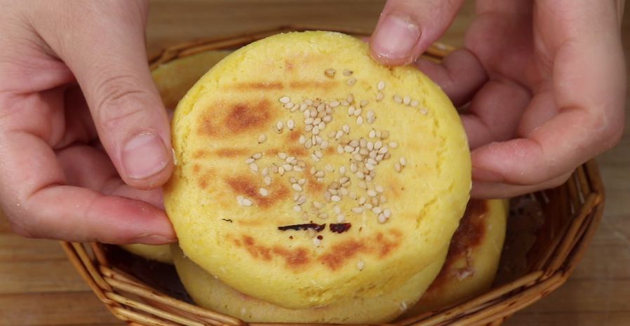 玉米面饼子「玉米面饼子电饼铛做法」-皮皮自媒体