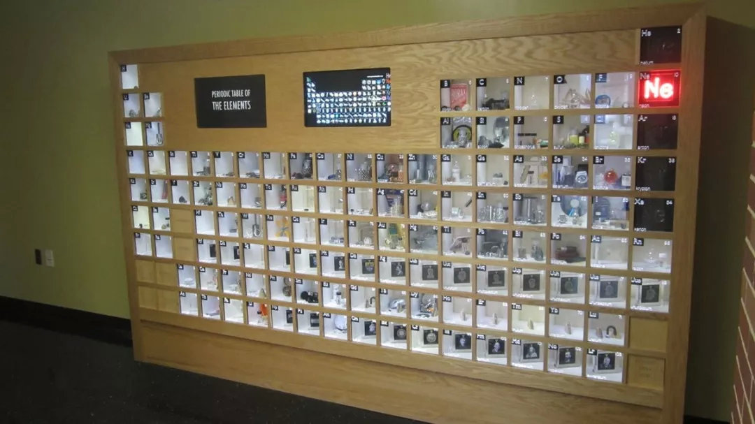 开直播撒700万、修厕所耗资上亿，美国版王思聪人设为啥还没崩？