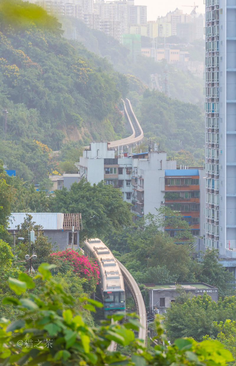 山城重庆，轻轨出行，玩转8D网红城市