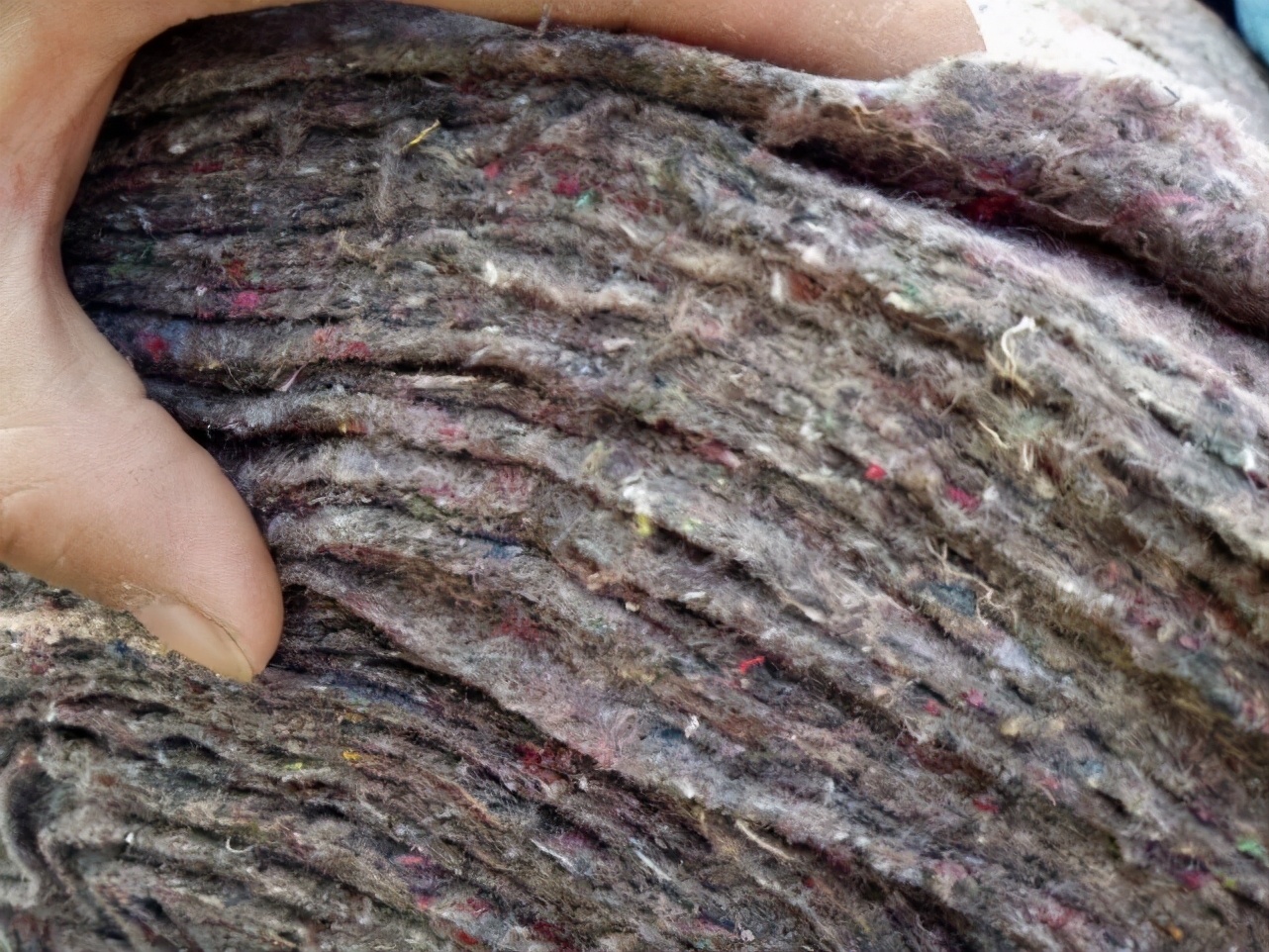 说了很多遍,黑心棉,不是黑色的隔音棉