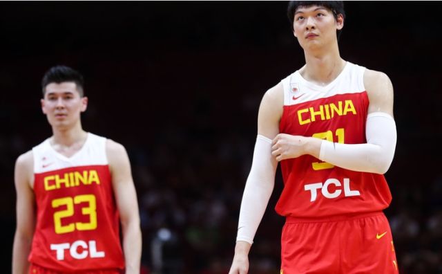 张振林为什么不去nba(男篮12人大名单如何产生？李楠犹豫不决的背后其实是在谋划大局)