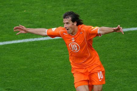 2004世界杯在哪个国家举行（2004年欧洲杯：冷门与颠覆齐飞，青春共激情一色）