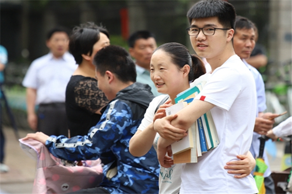 2021四川省高考分数线公布，总分达不到这个数，考电子科大有点悬