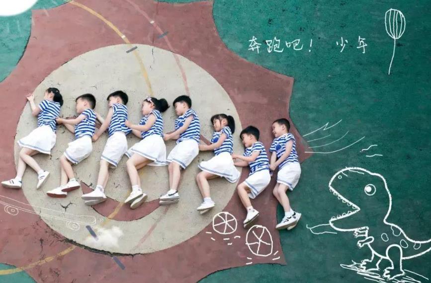 幼儿园创意毕业照不输大学生，家长看后喜笑颜开，一群小大人
