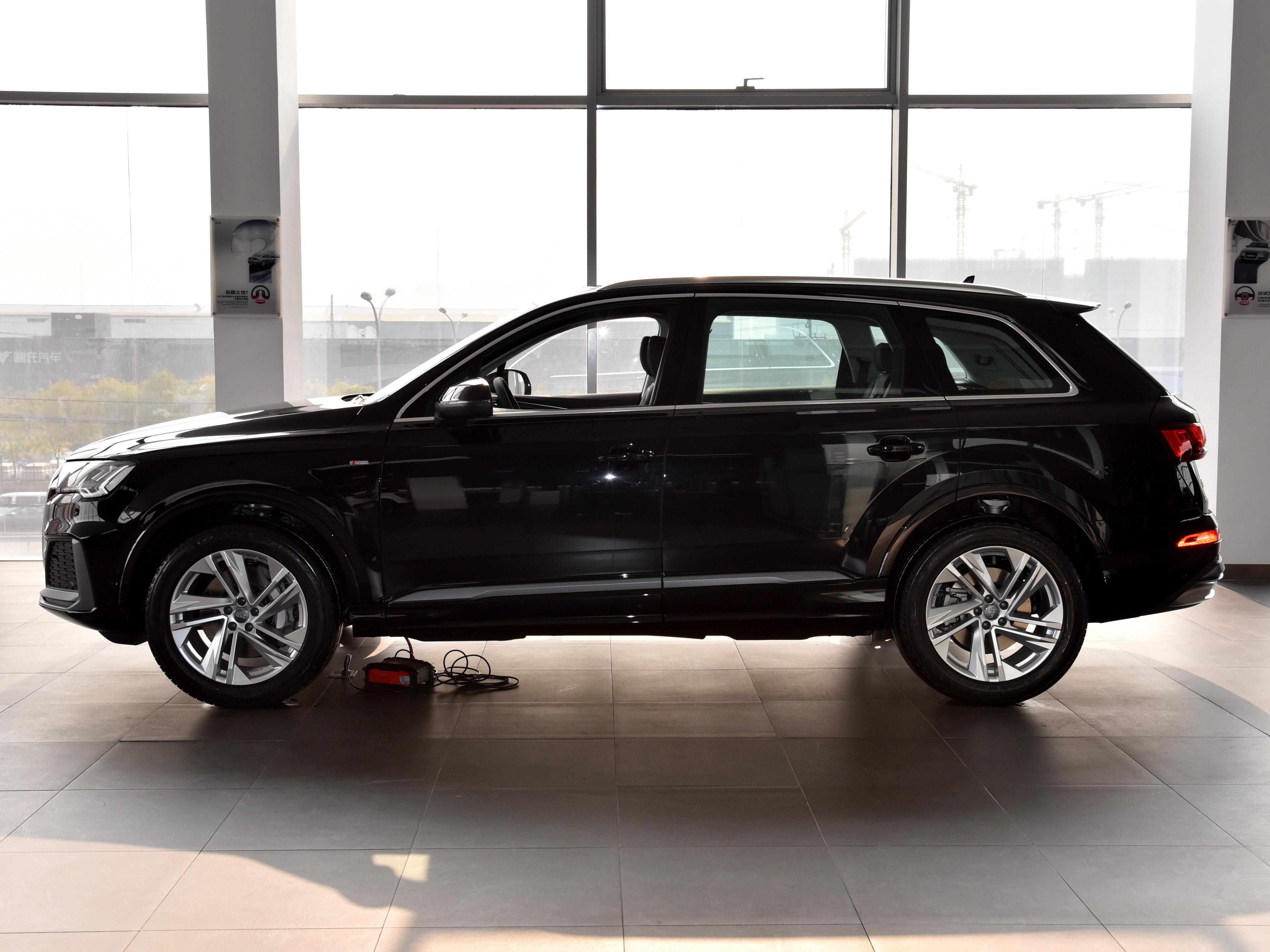 进口豪华品牌suv,5米车长旗舰级的气势,带你看奥迪q7