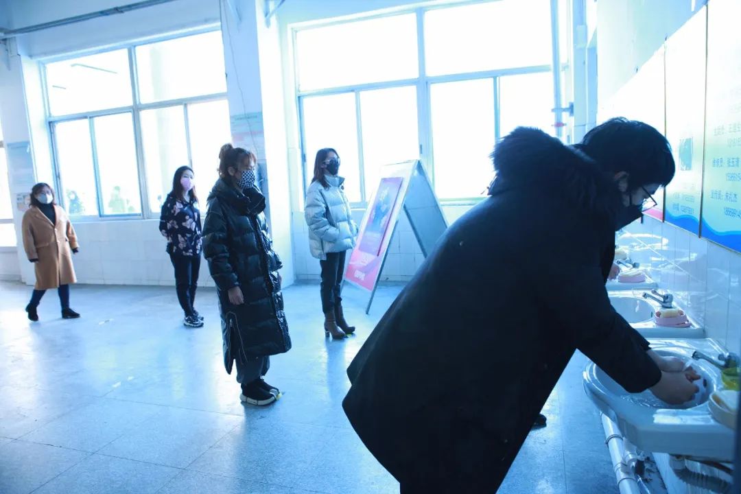 山东省潍坊商业学校组织疫情防控流程模拟演练活动